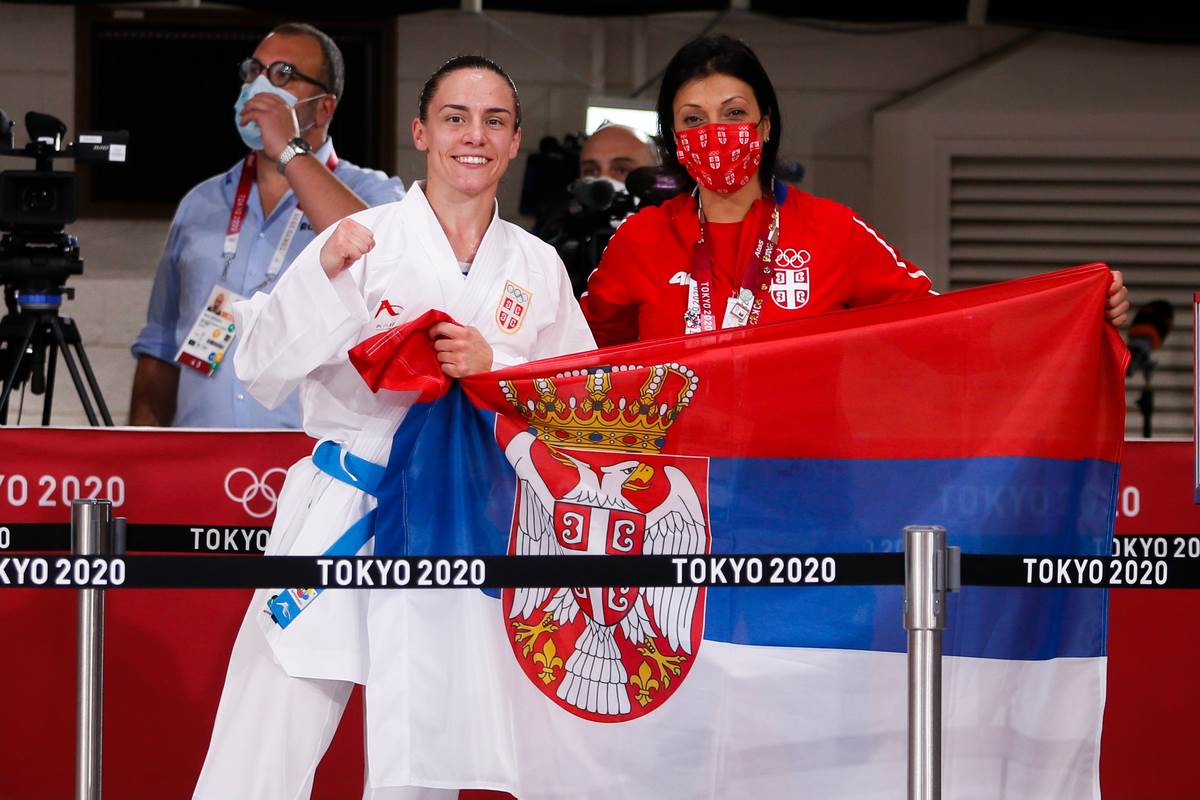 Jovana Preković i Roksanda Atanasov drže zastavu Srbije