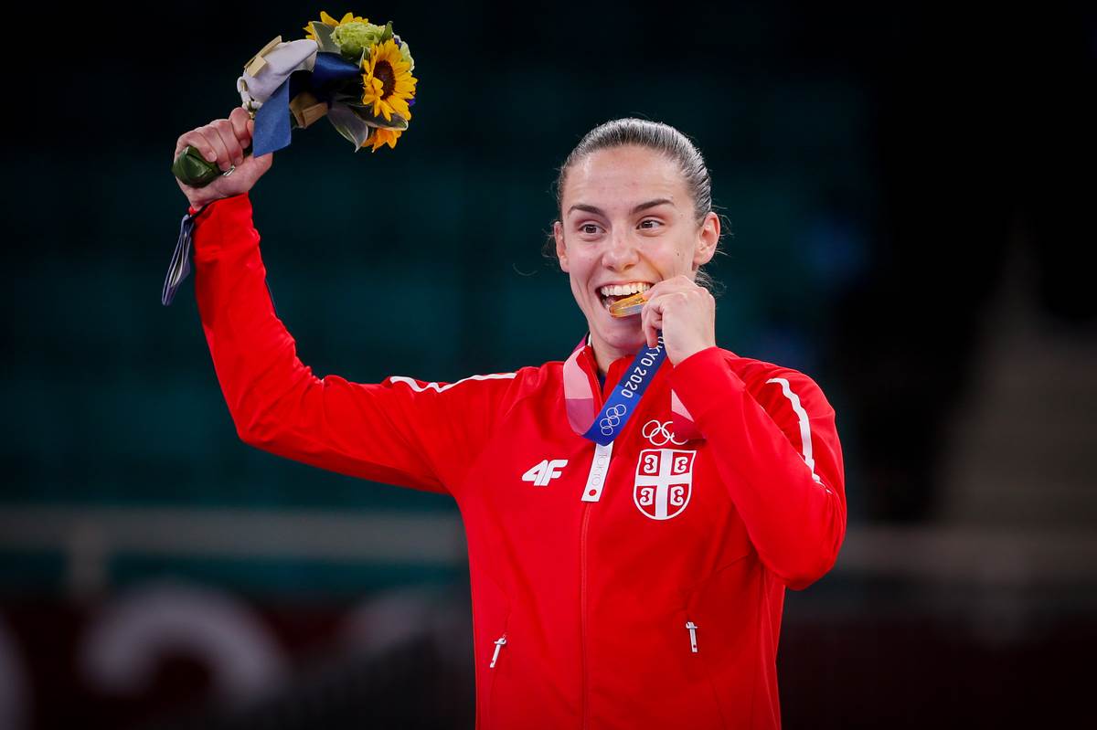 Jovana Preković na postolju na Olimpijskim igrama grize zlatnu medalju