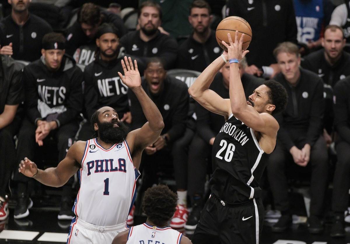 Spenser Dinvidi  šutira preko Džejmsa Hardena