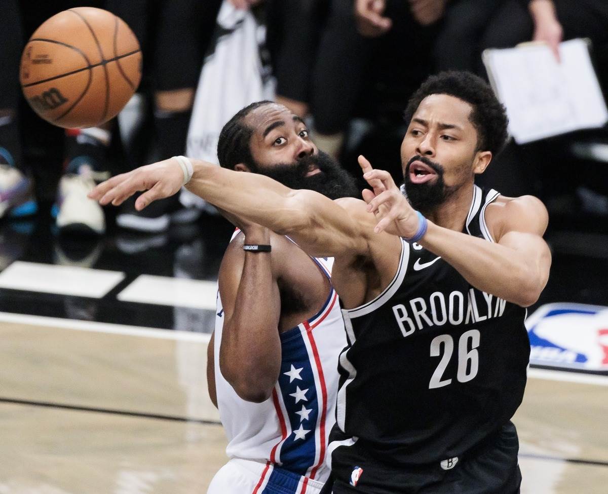 Spenser Dinvidi dodaje loptu dok ga čuva Džejms Harden