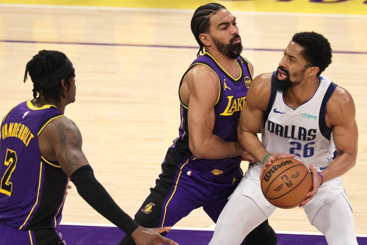 Spenser Dinvidi pokušava da postigne koš dok ga čuva Gejb Vinsent