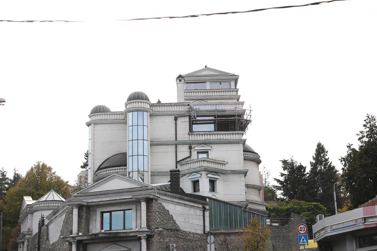 Ceca RažnatovIć renovira vilu 1.jpg