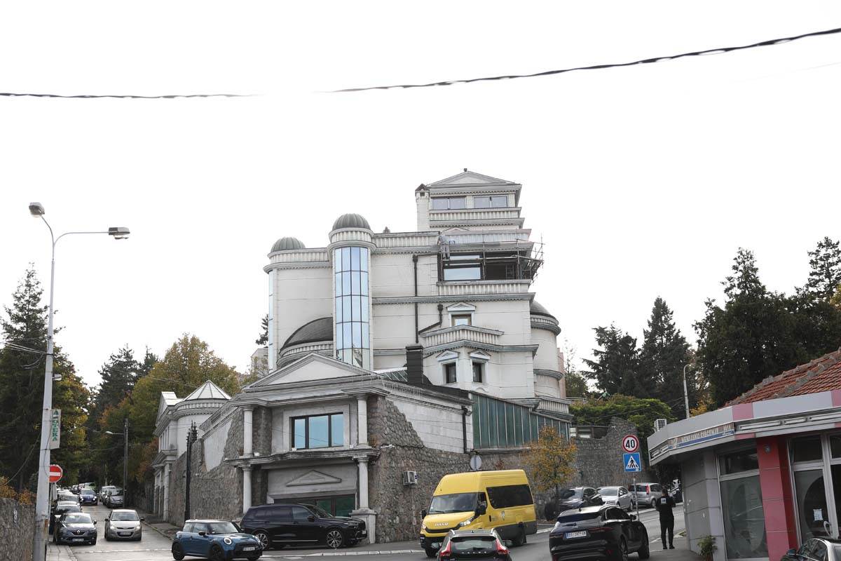 Ceca RažnatovIć renovira vilu 4.jpg