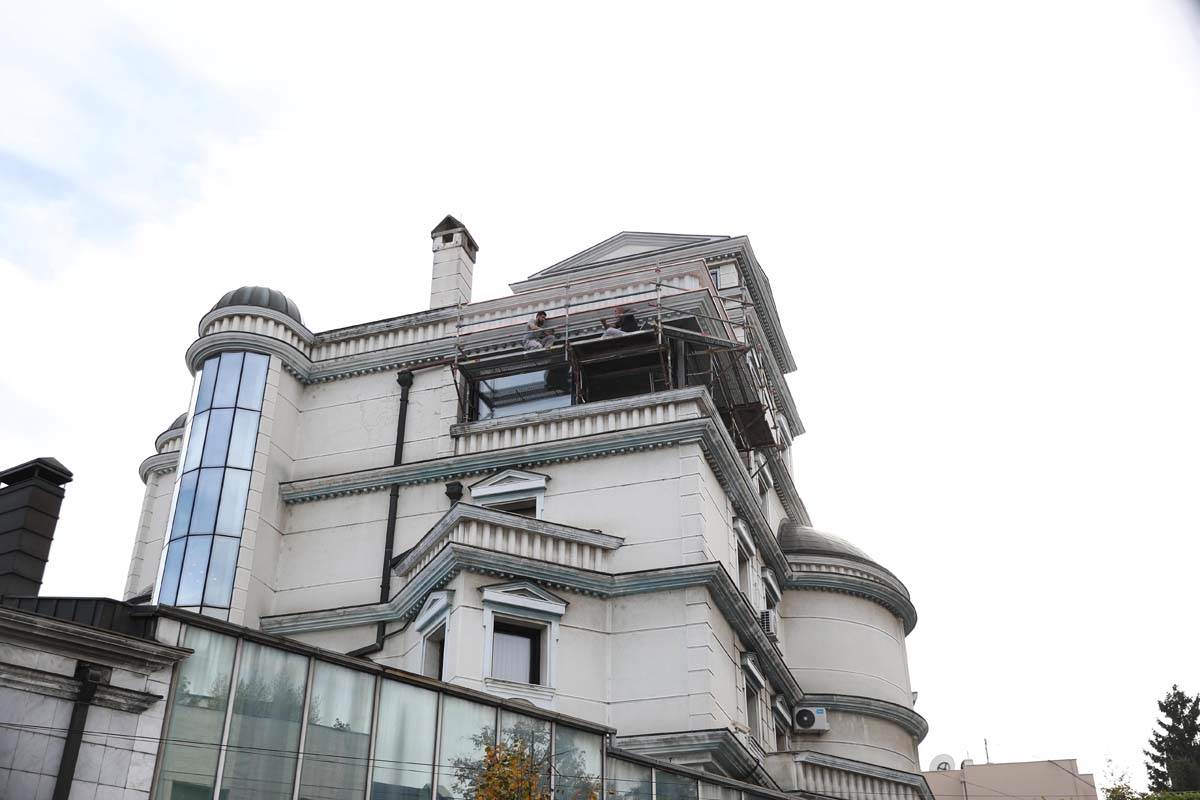 Ceca RažnatovIć renovira vilu 8.jpg