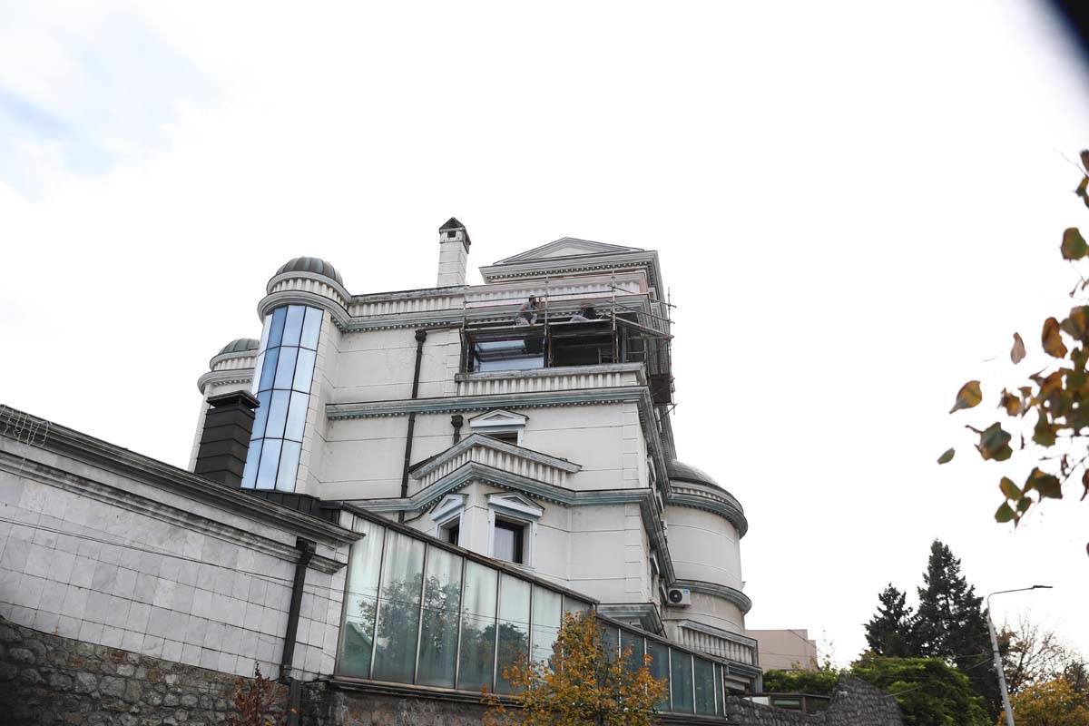 Ceca RažnatovIć renovira vilu 11.jpg