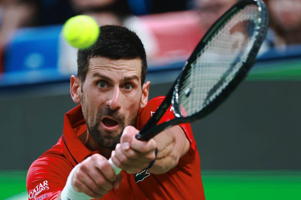 Novak Đoković udara lopticu u na turniru u Šangaju