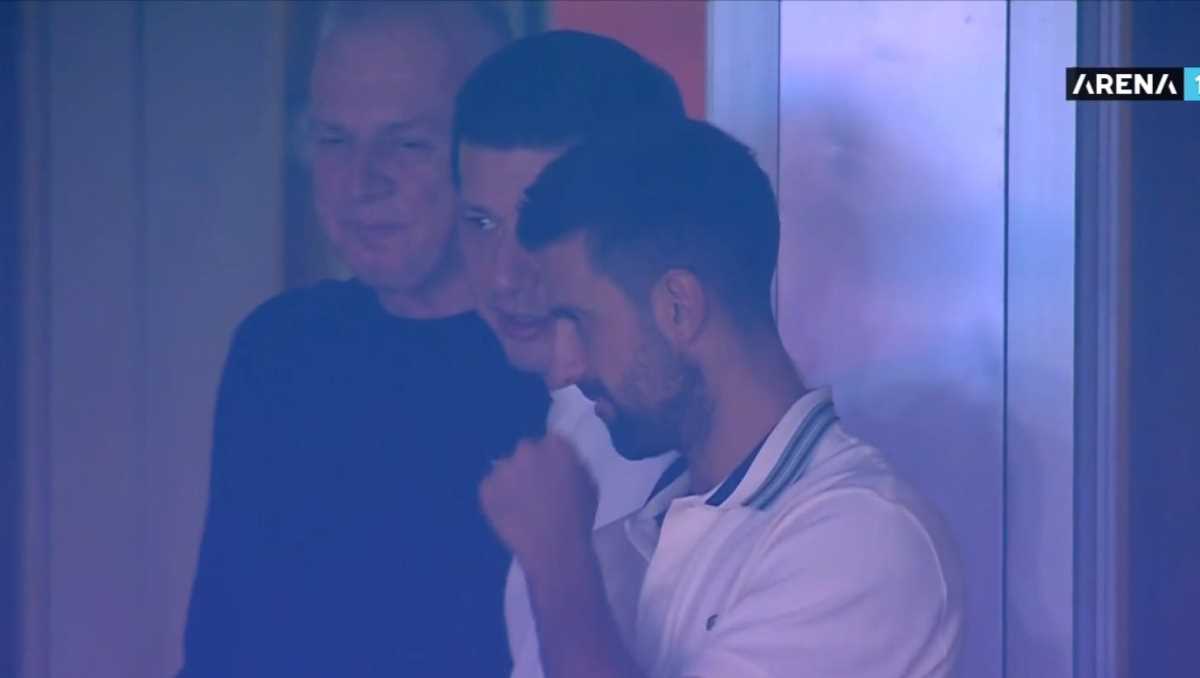 Novak Đoković sa Markom Pantelićem gleda Zvezdu