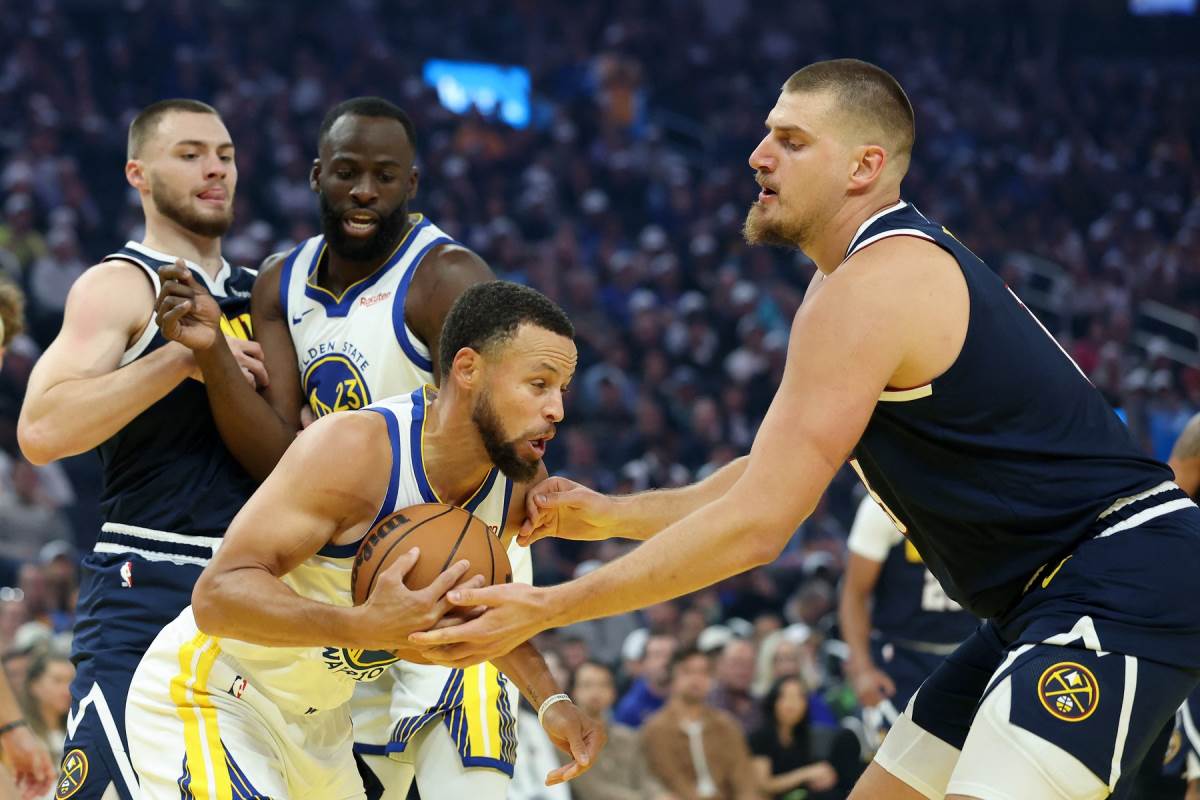 Duel najboljih igrača Denvera Nikole Jokića i Golden Stejta Stefa Karija.