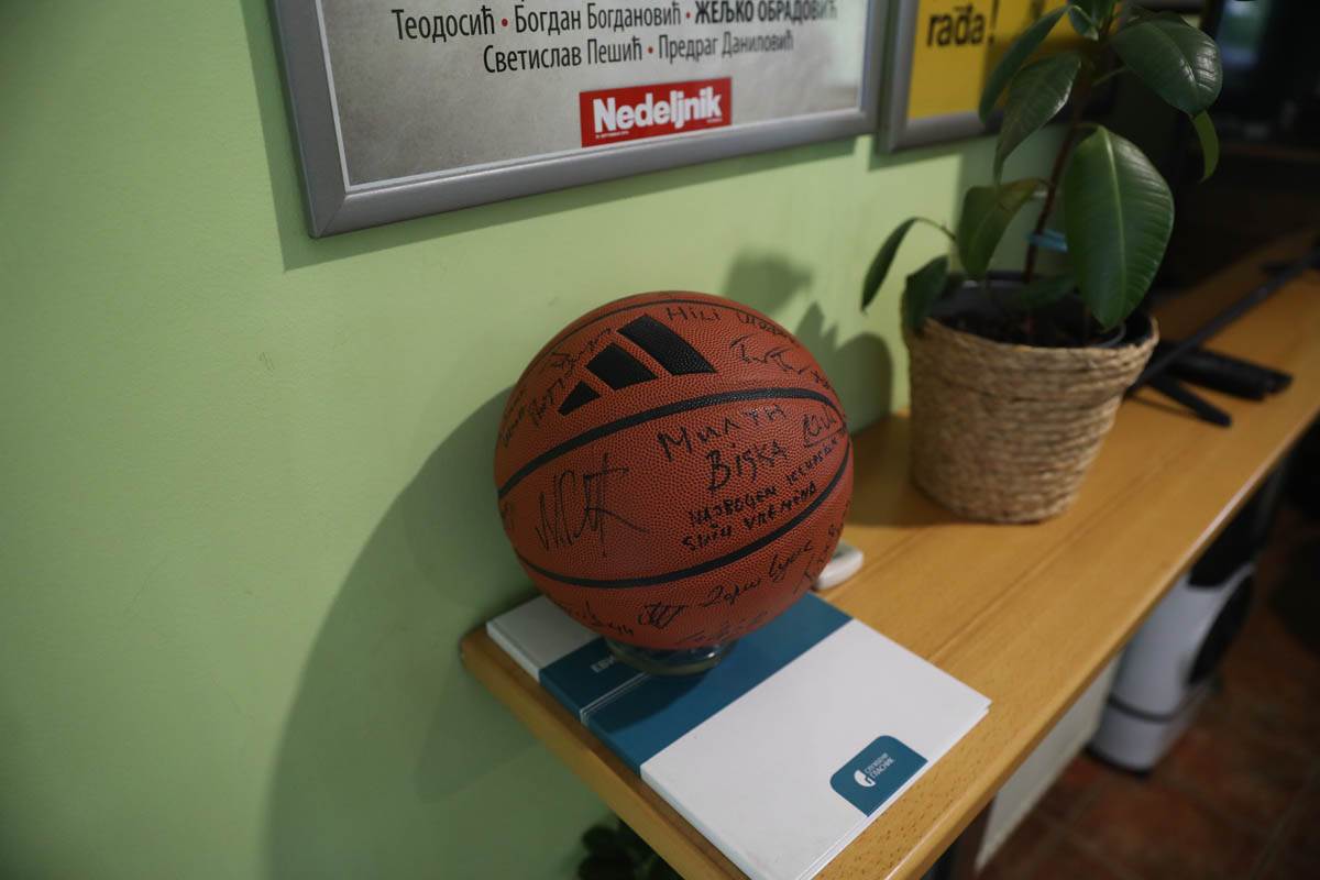 Radmilo Mišović Kafić Koš potpisana lopta