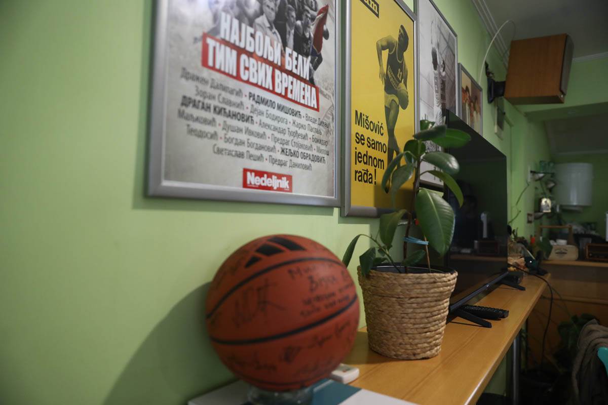 Radmilo Mišović Kafić Koš potpisana lopta