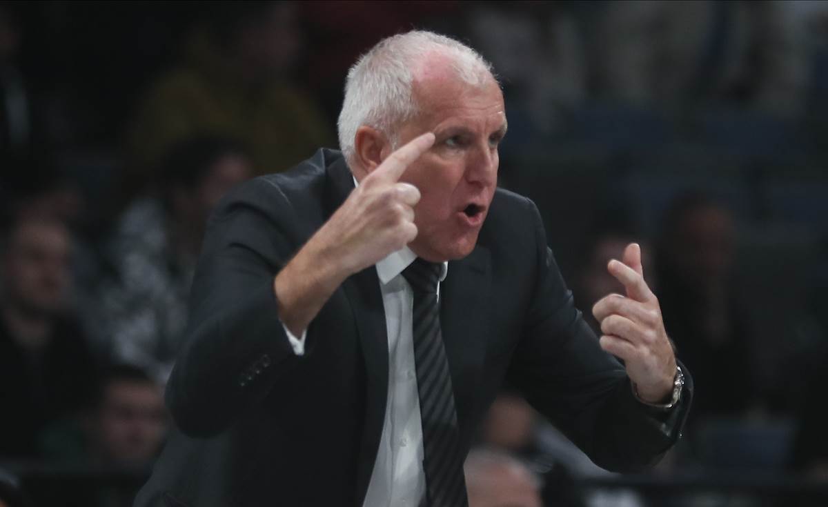 Željko Obradović daje instrukcije igračima Partizana