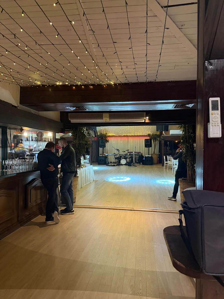 Dekoracija za rodjendan Jovane Jeremić: Zlatna krila i bogata trpeza 1.jpg