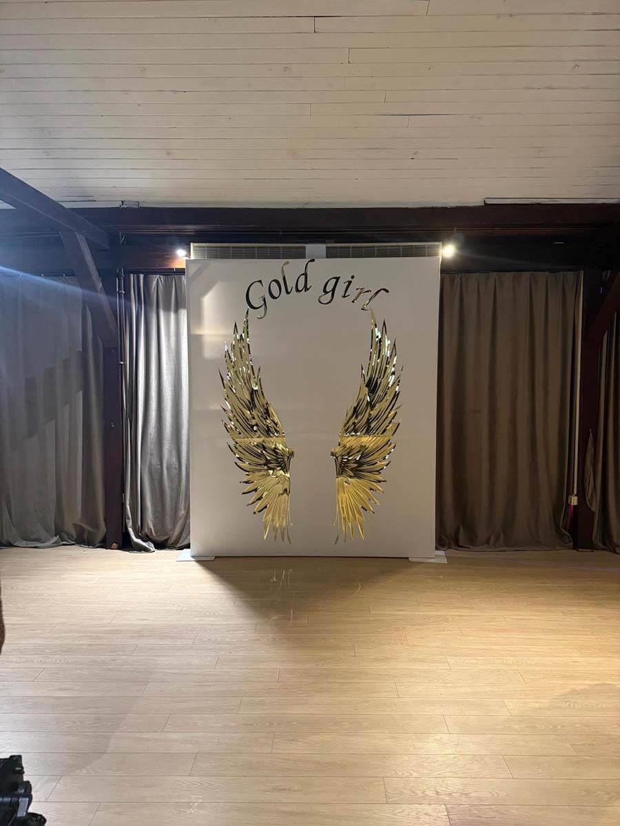 Dekoracija za rodjendan Jovane Jeremić: Zlatna krila i bogata trpeza 2.jpg