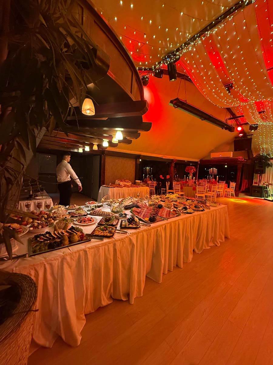 Dekoracija za rodjendan Jovane Jeremić: Zlatna krila i bogata trpeza 5.jpg