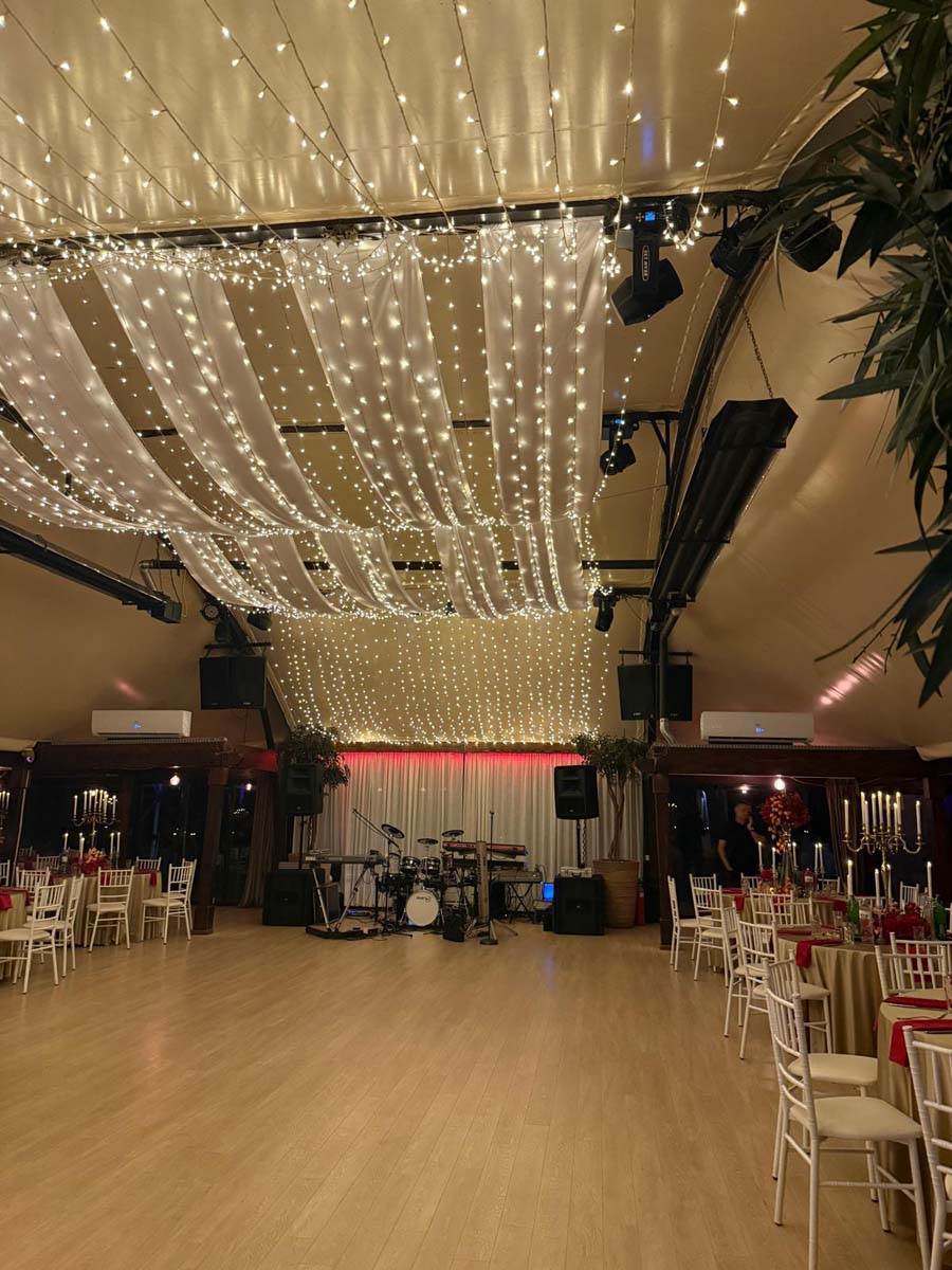 Dekoracija za rodjendan Jovane Jeremić: Zlatna krila i bogata trpeza 6.jpg