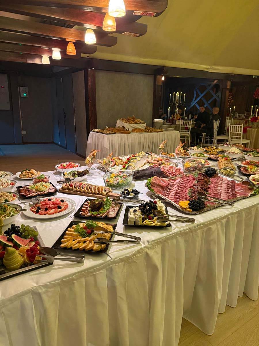 Dekoracija za rodjendan Jovane Jeremić: Zlatna krila i bogata trpeza 7.jpg