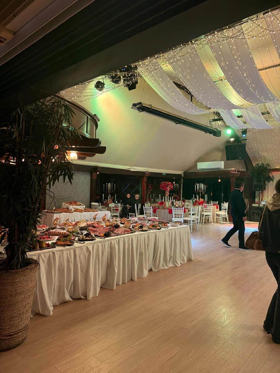 Dekoracija za rodjendan Jovane Jeremić: Zlatna krila i bogata trpeza 8.jpg