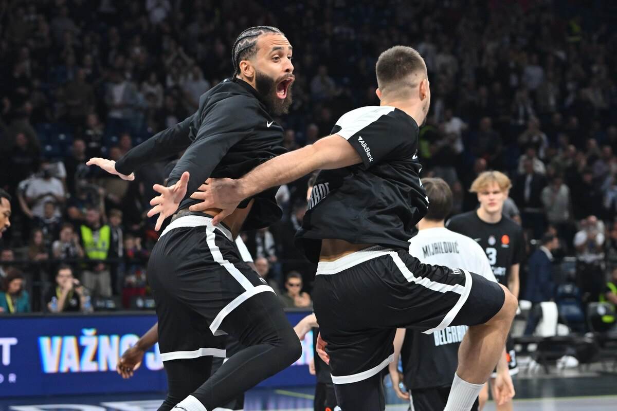 Dvejn Vašington i Vanja Marinković se pozdravljaju pri ulasku na teren