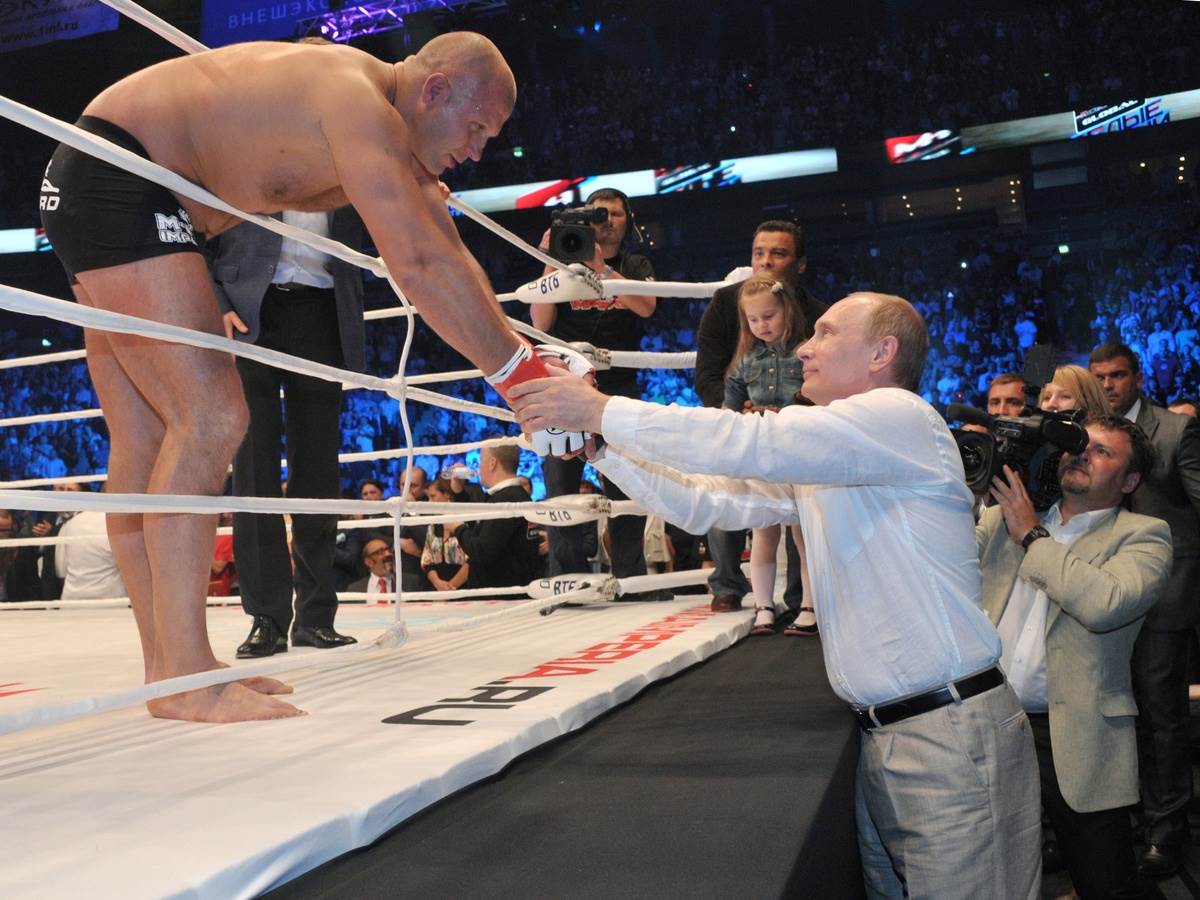 Fedor Emelianenko se rukuje sa Vladimirom Putinom posle meča