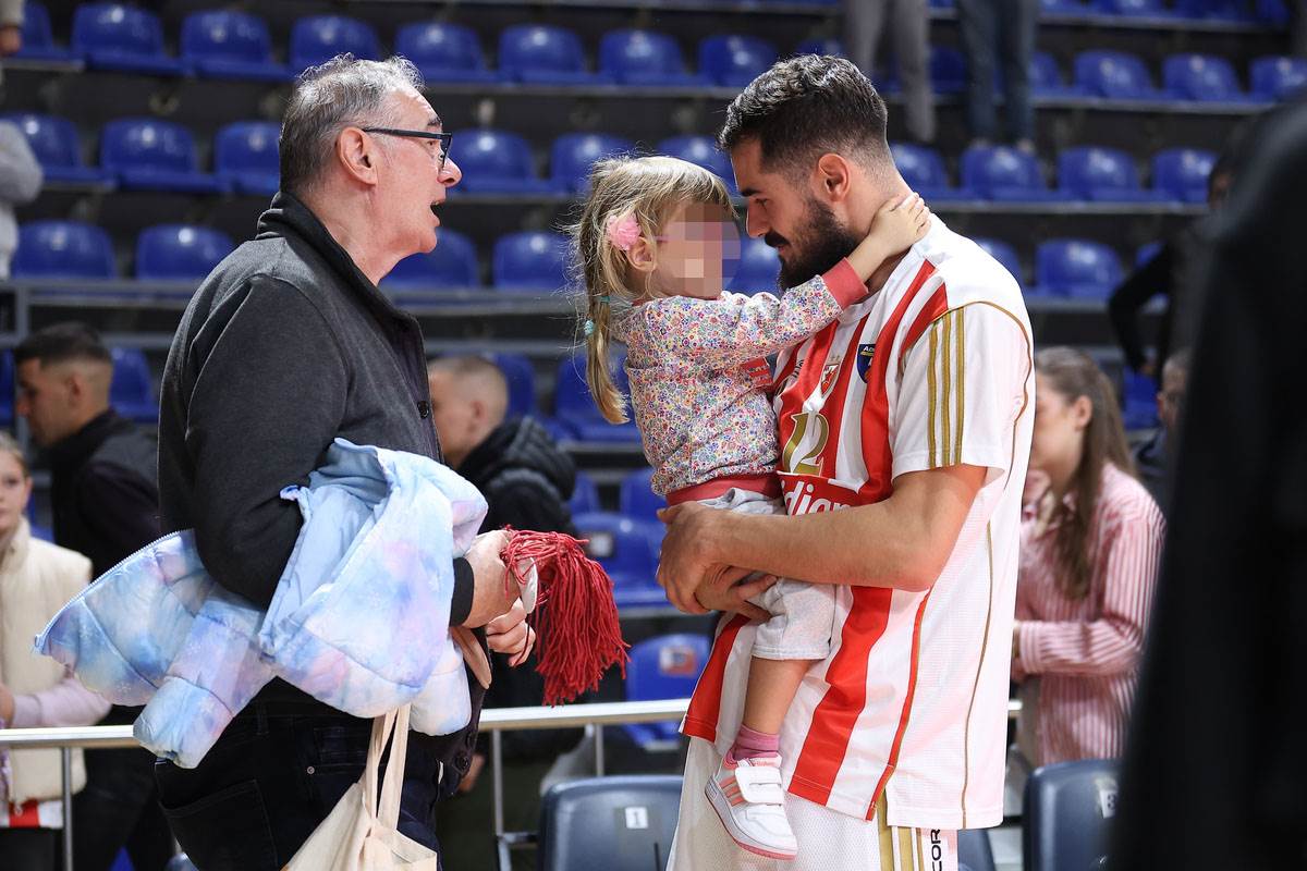 Nikola Kalinić grli ćerku (6).jpg