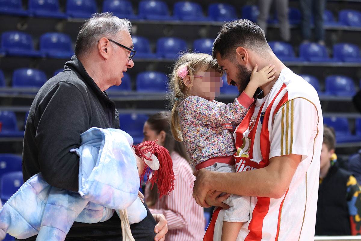 Nikola Kalinić grli ćerku (5).jpg