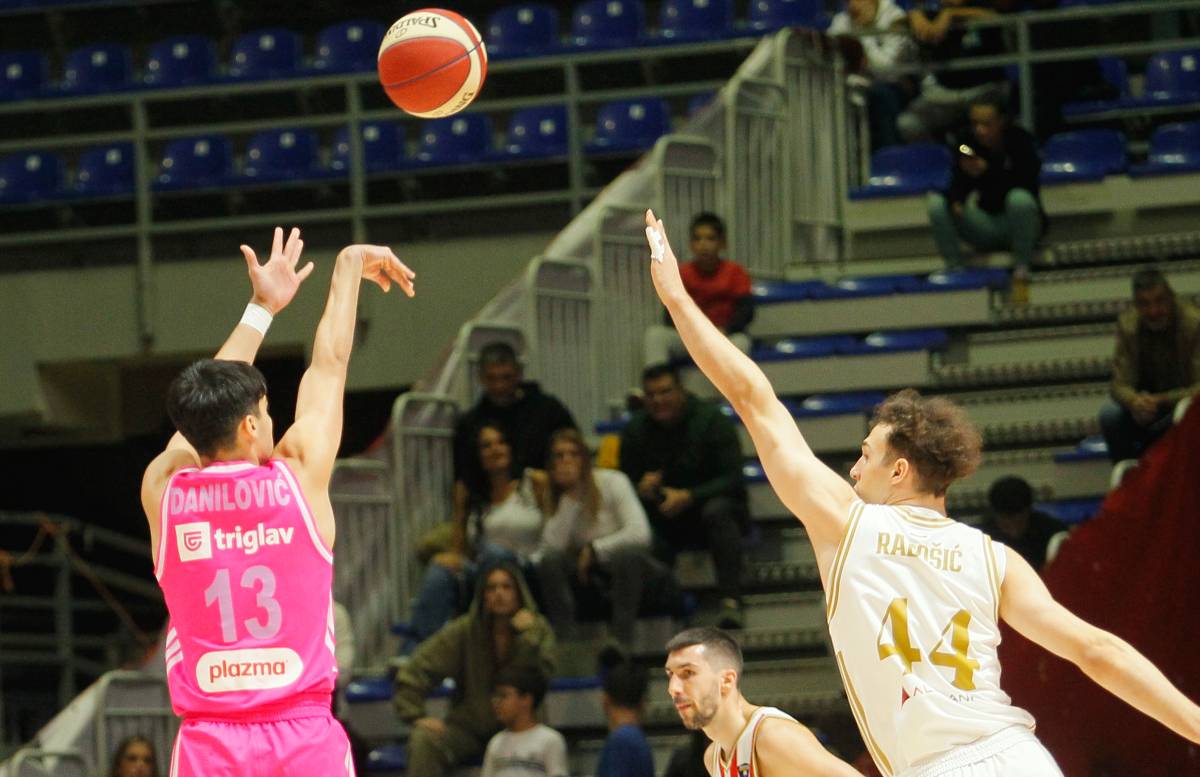 Vuk Danilović šutira trojku protiv Zvezde