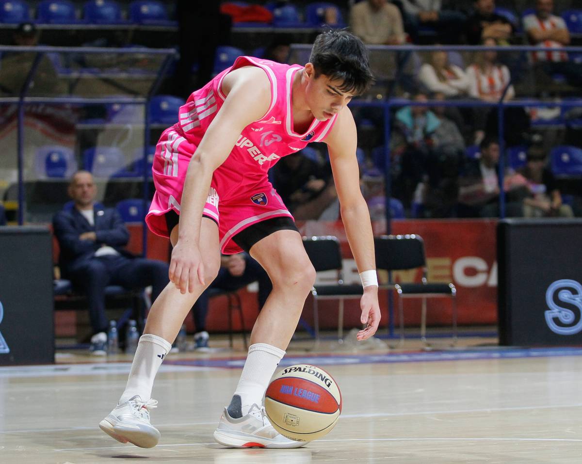 Vuk Danilović vodi loptu protiv Zvezde