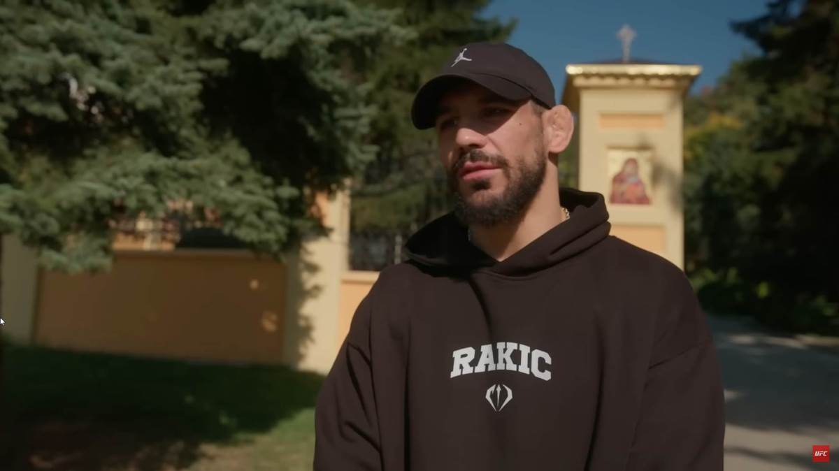 Aleksandar Rakić pred crkvom.