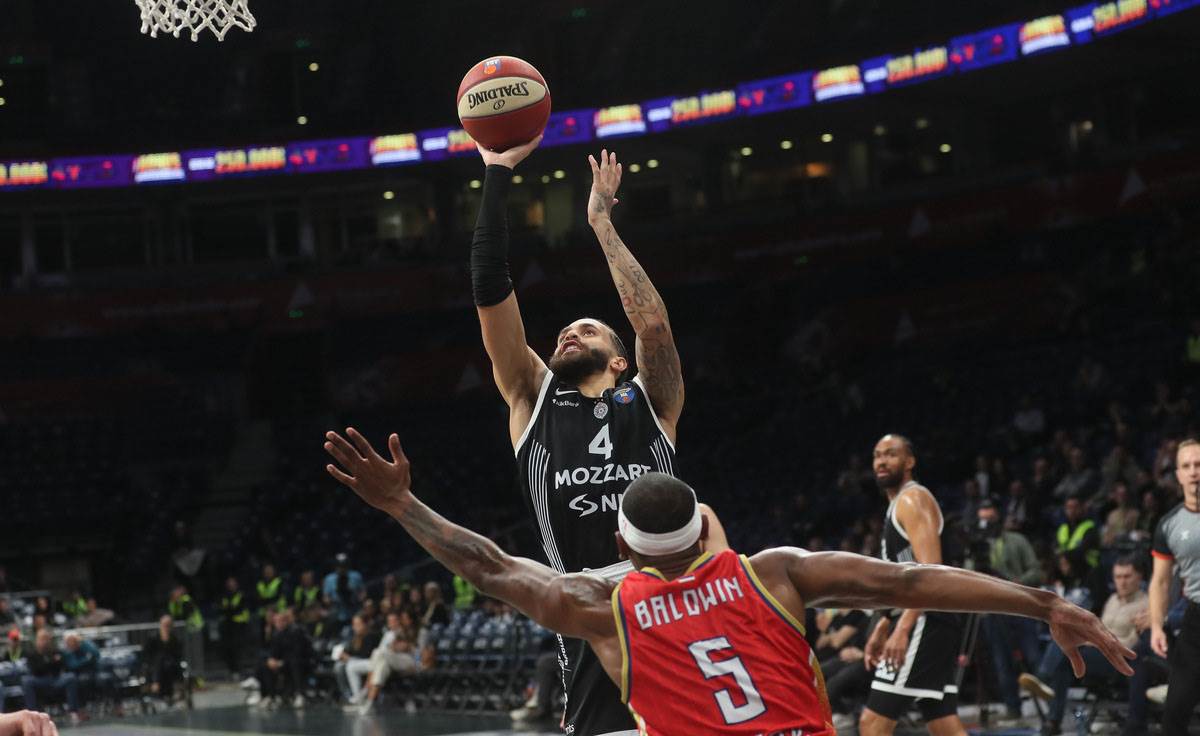 Dvejn Vašington šutira na koš