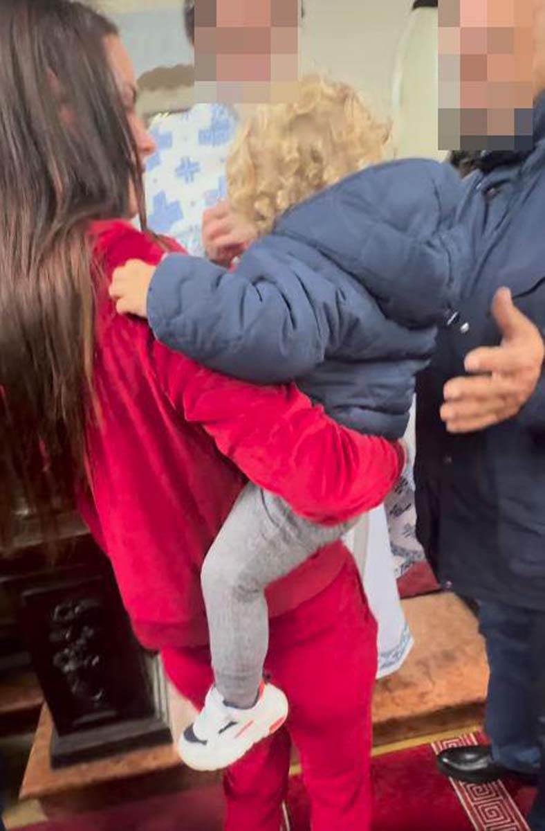 Veljko Ražnatović odveo sinove na pričešće 3.jpg