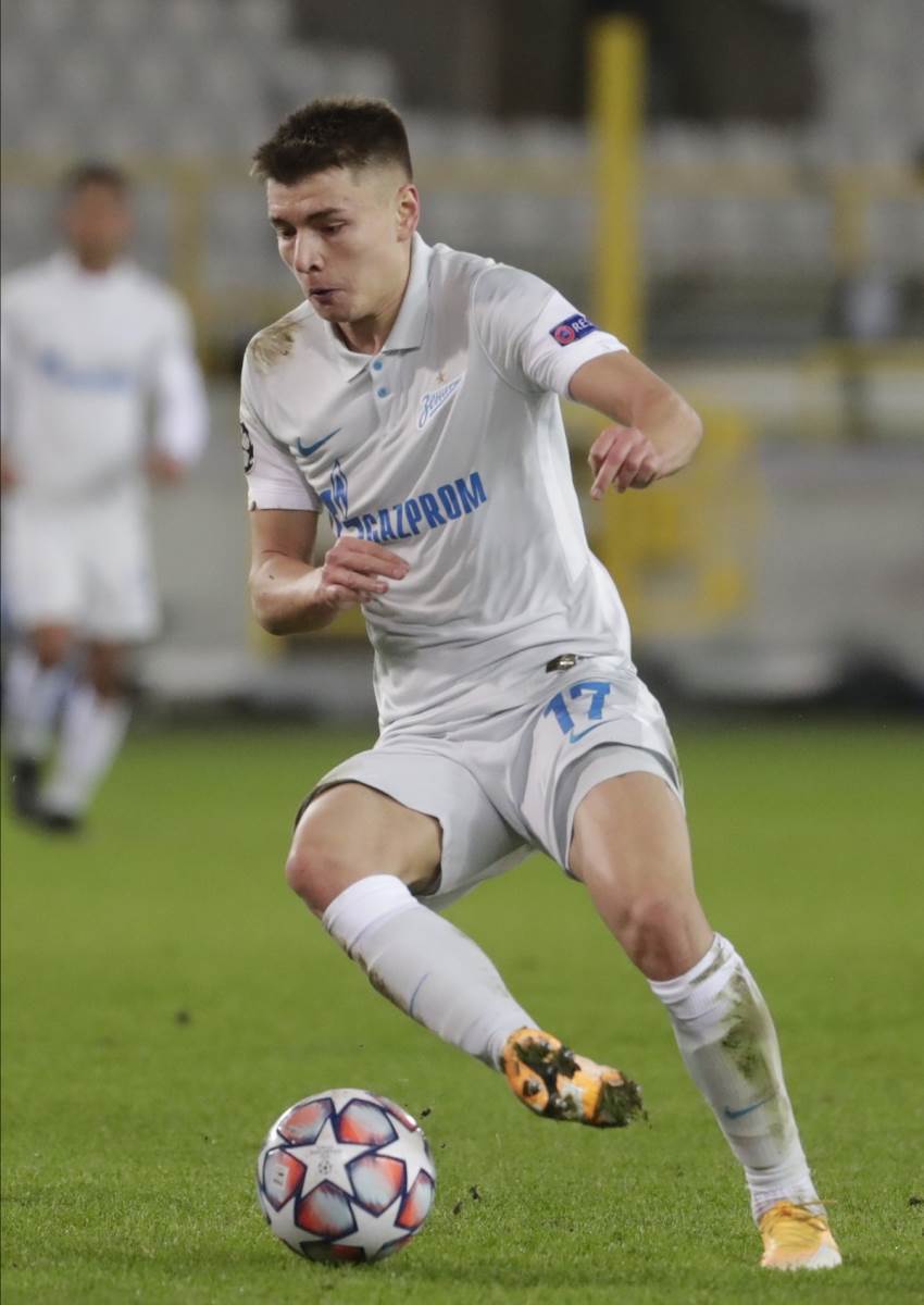 Andrej Mostovoj vodi loptu