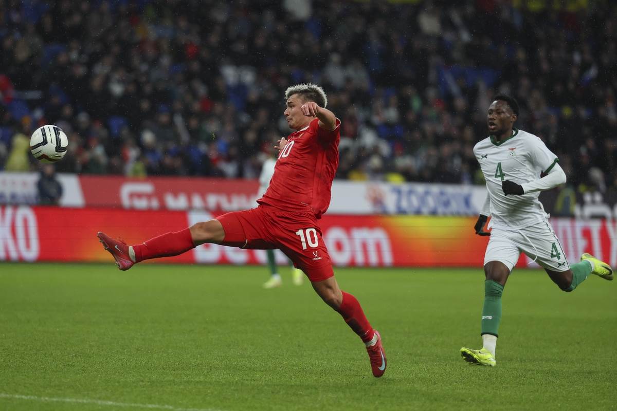 Andrej Mostovoj udara loptu