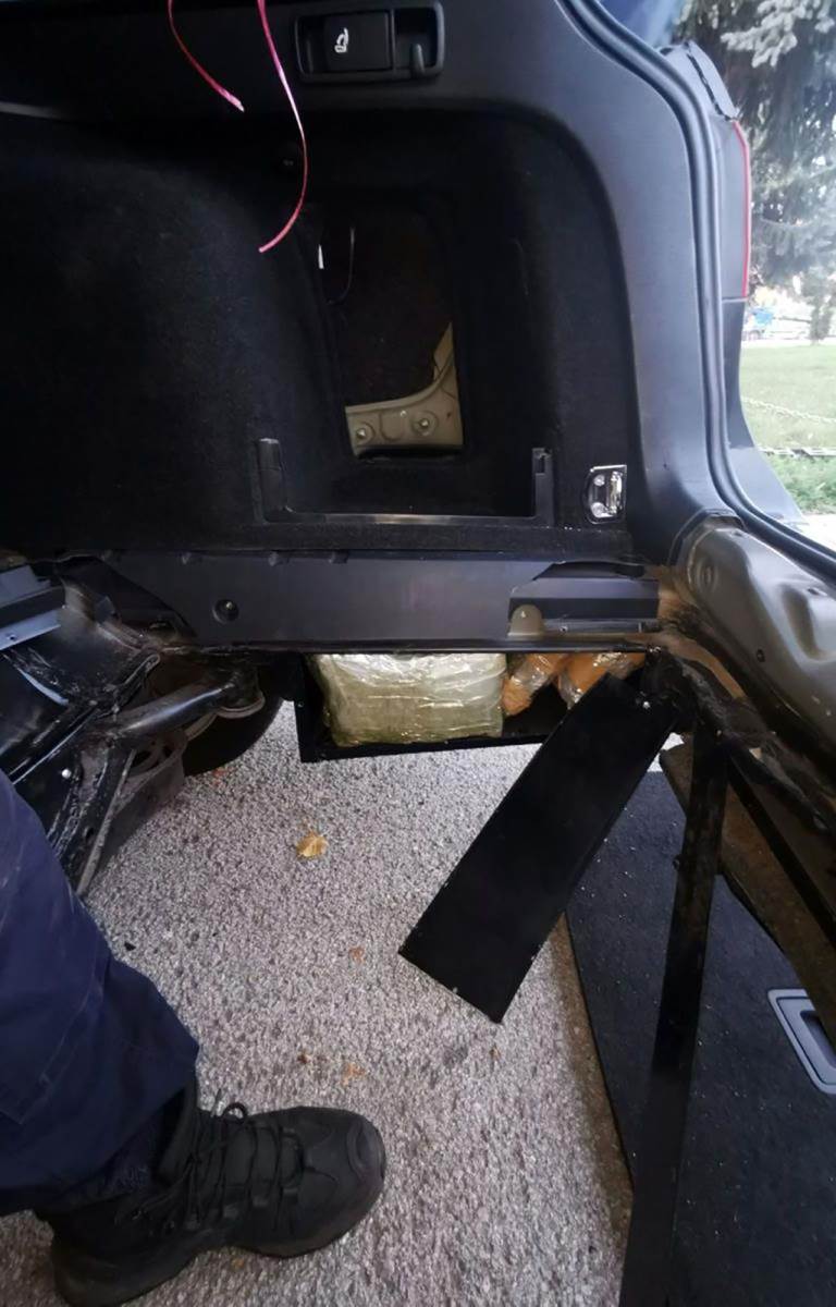 Zaplenjeno 55,5 kg marihuane na Gradini (2).jpg