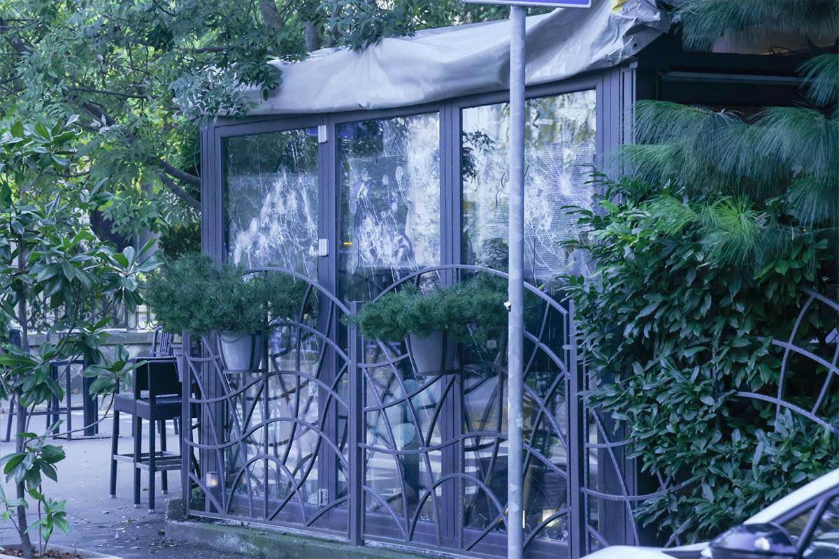 Polupana stakla na kafiću na Vračaru (2).jpg