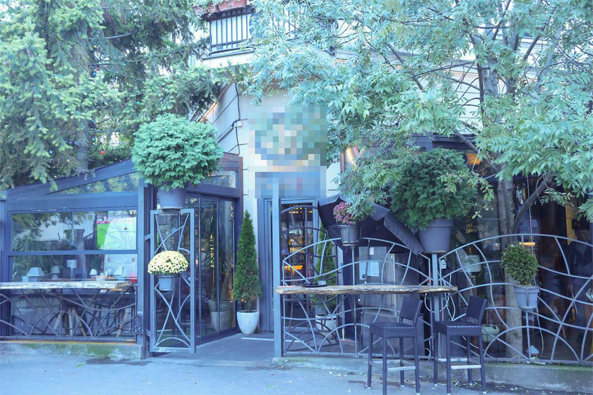 Polupana stakla na kafiću na Vračaru (3).jpg