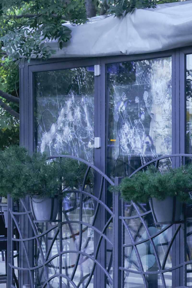 Polupana stakla na kafiću na Vračaru (4).jpg