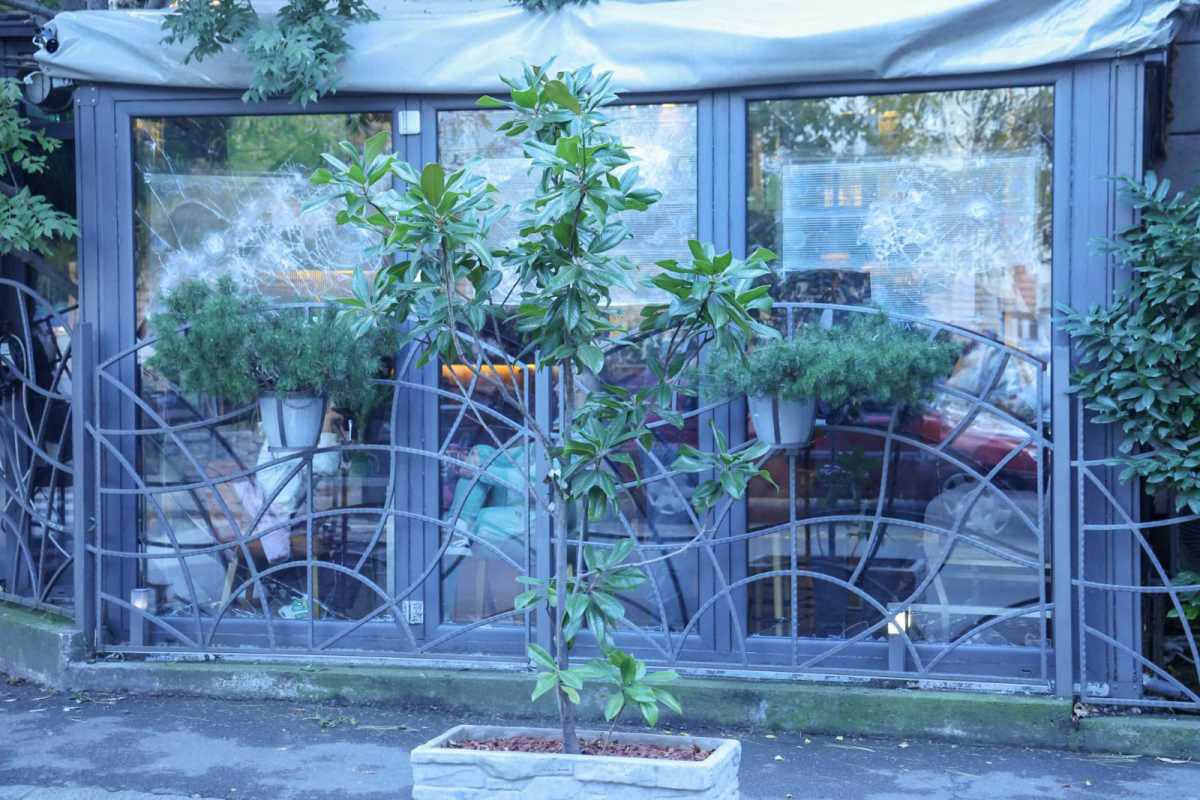 Polupana stakla na kafiću na Vračaru (5).jpg