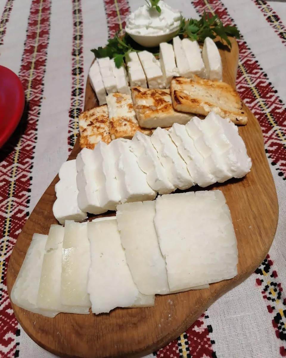 jelena ima farmu koza i pravi sir i mleko (3).jpg