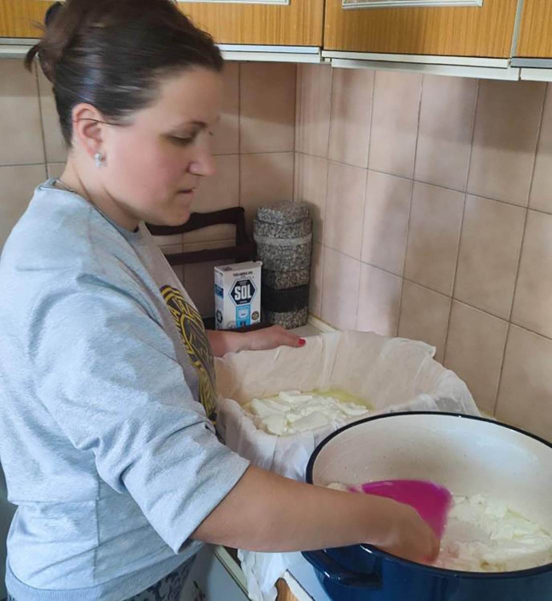 jelena ima farmu koza i pravi sir i mleko (9).jpg