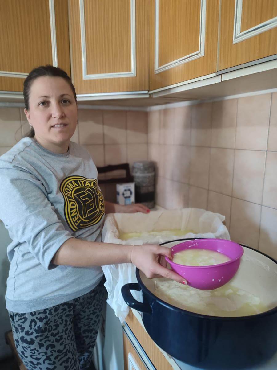 Jelena ima farmu koza i pravi sir i mleko (7).jpg