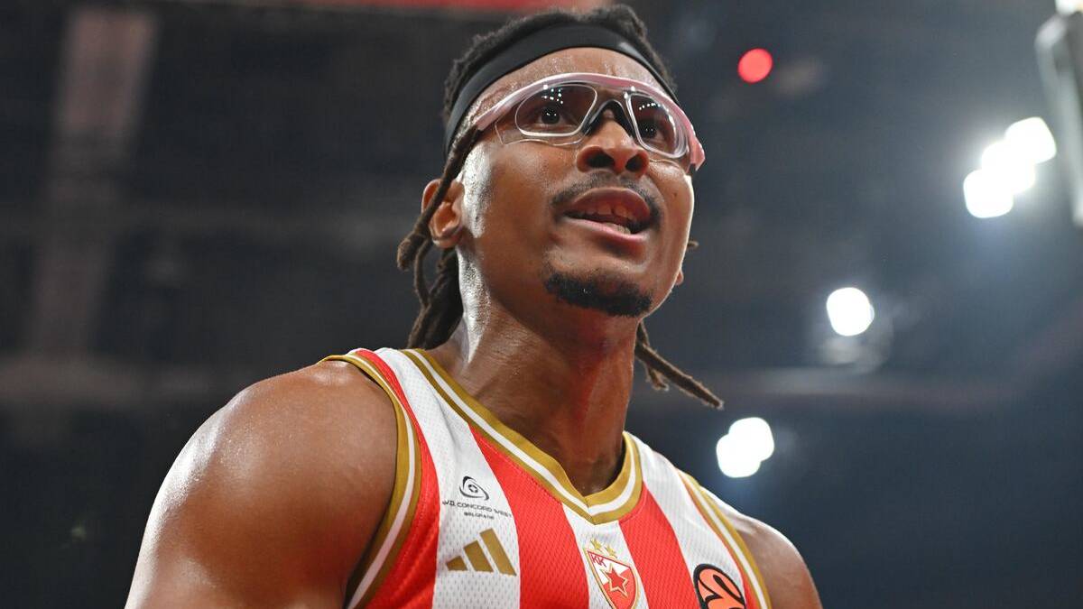 Čima Moneke slavi sa navijačima Zvezde