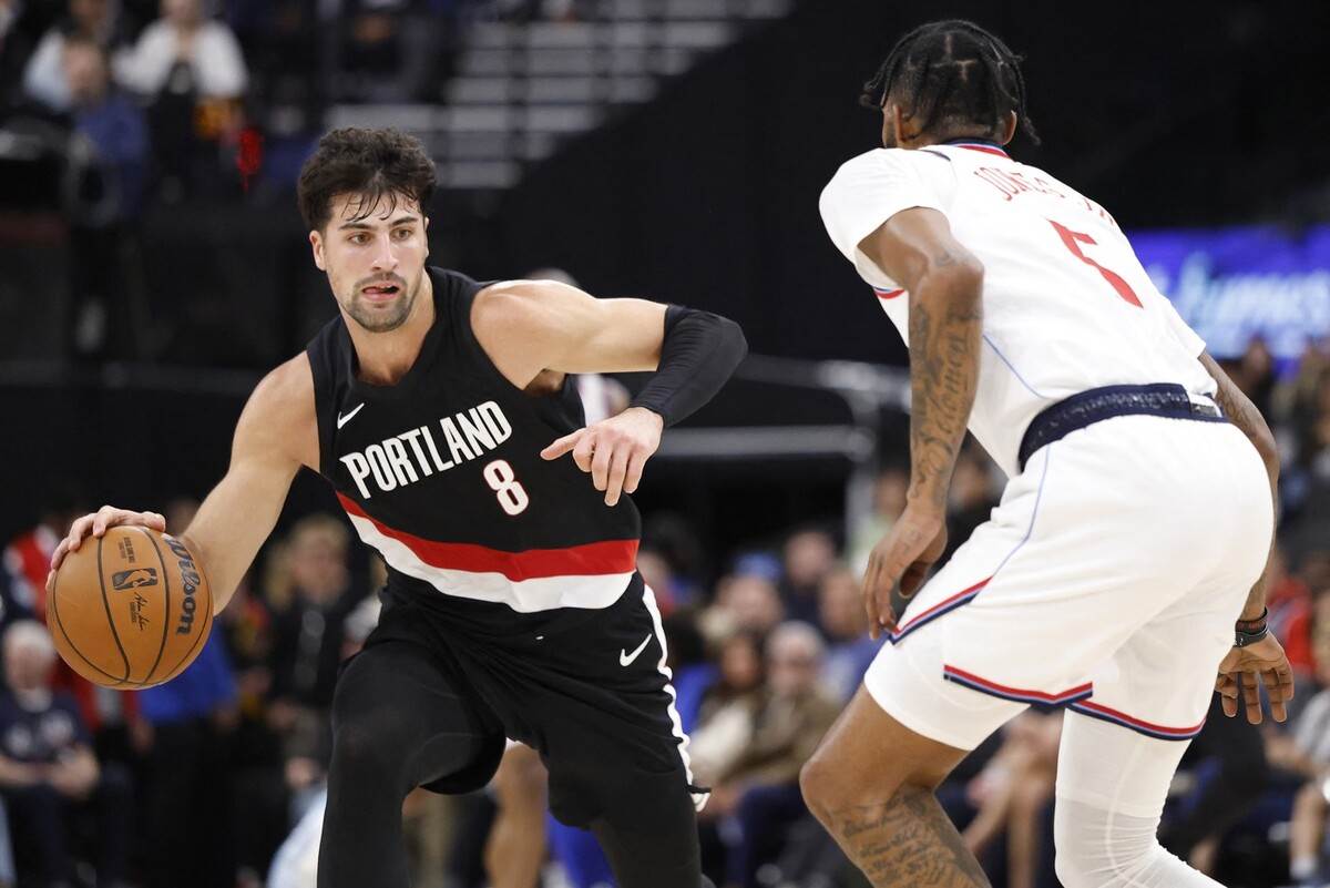 Deni Avdija vodi loptu, dok ga čuva Derik Džouns