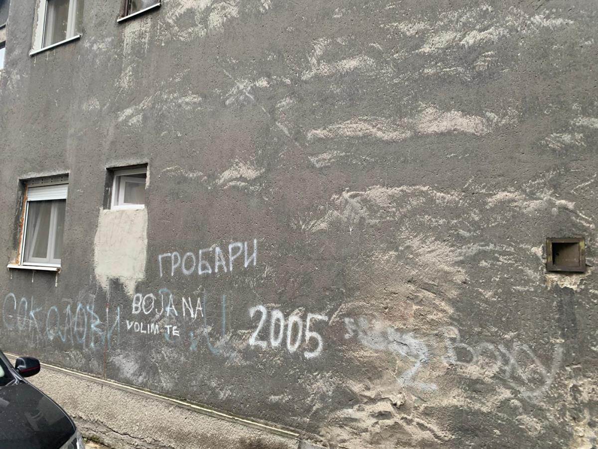 Karaburma ispisana grafitima Anti Romi  (8).jpg