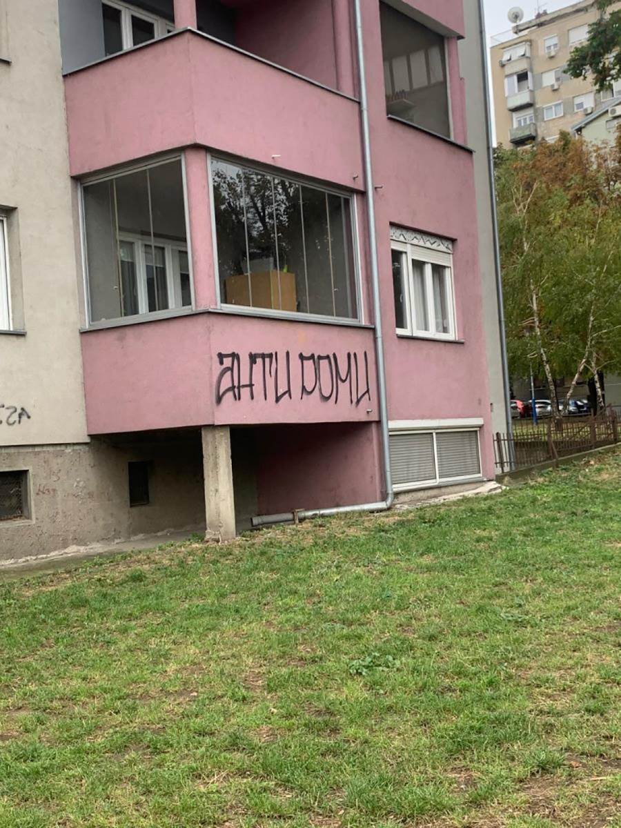 Karaburma ispisana grafitima Anti Romi  (12).jpg