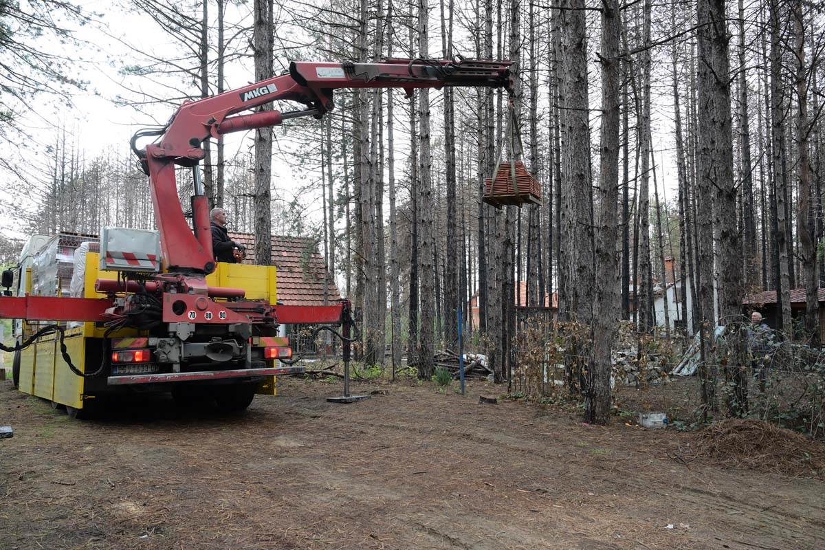 Uručena donacija vlasnicima objekata oštećenih u požaru u vikend naselju Vinci 2.jpg