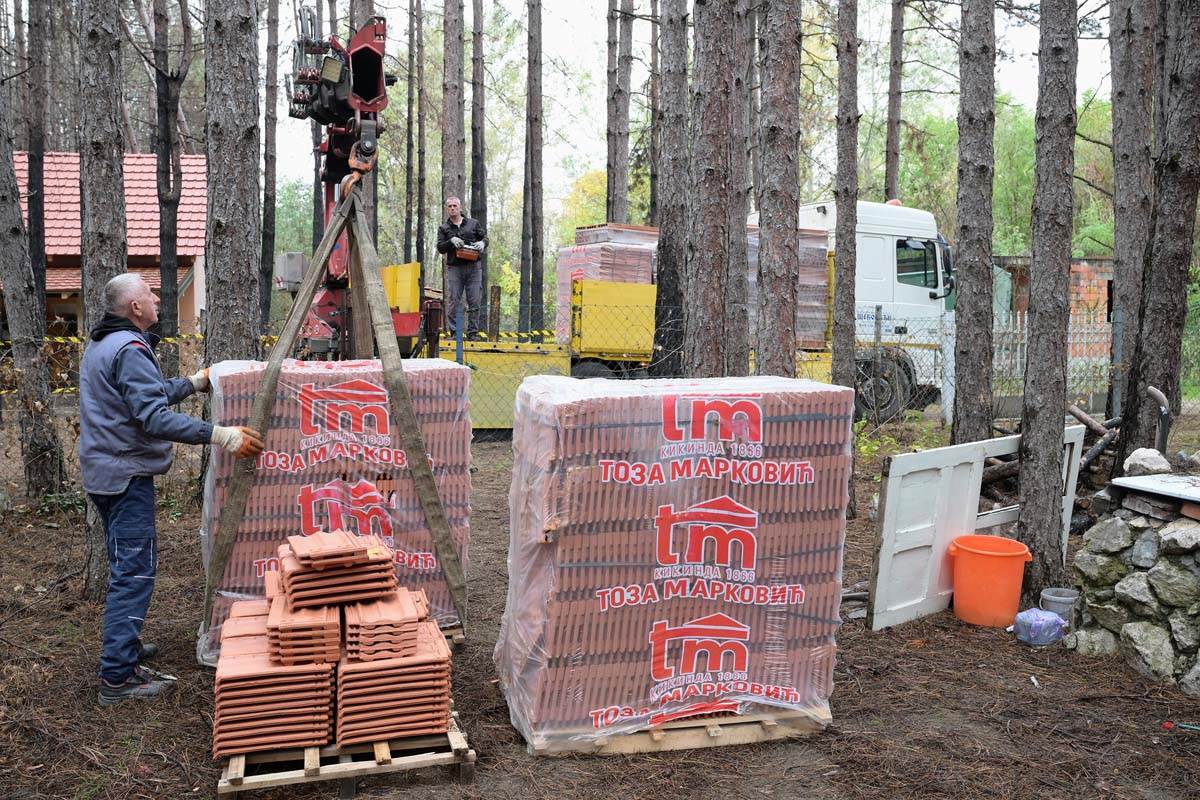Uručena donacija vlasnicima objekata oštećenih u požaru u vikend naselju Vinci 3.jpg