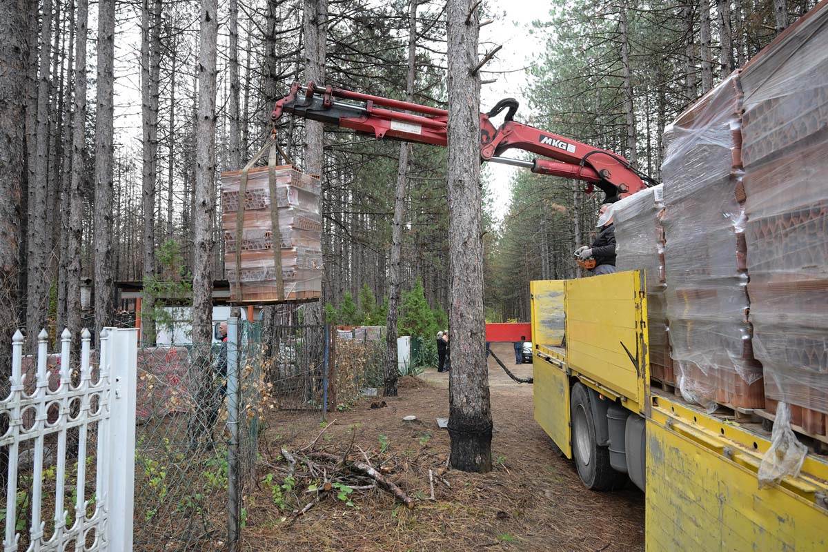 Uručena donacija vlasnicima objekata oštećenih u požaru u vikend naselju Vinci 4.jpg