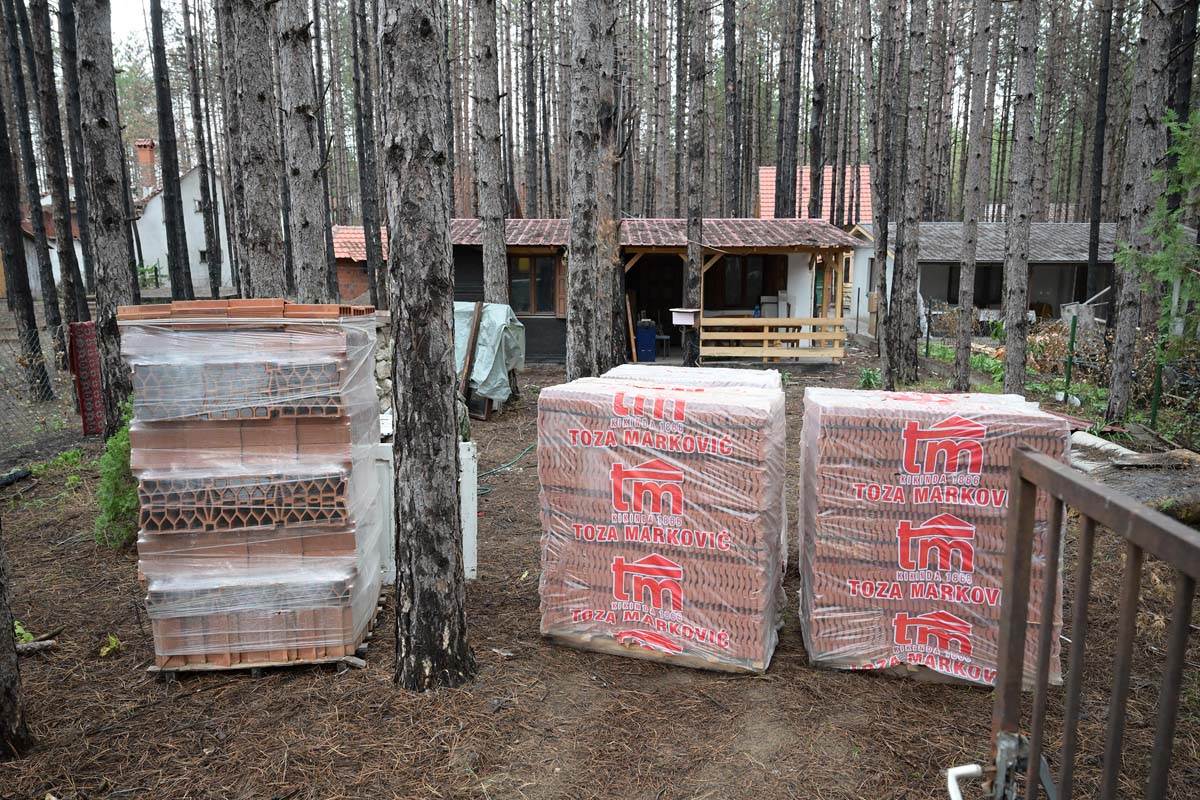 Uručena donacija vlasnicima objekata oštećenih u požaru u vikend naselju Vinci 5.jpg