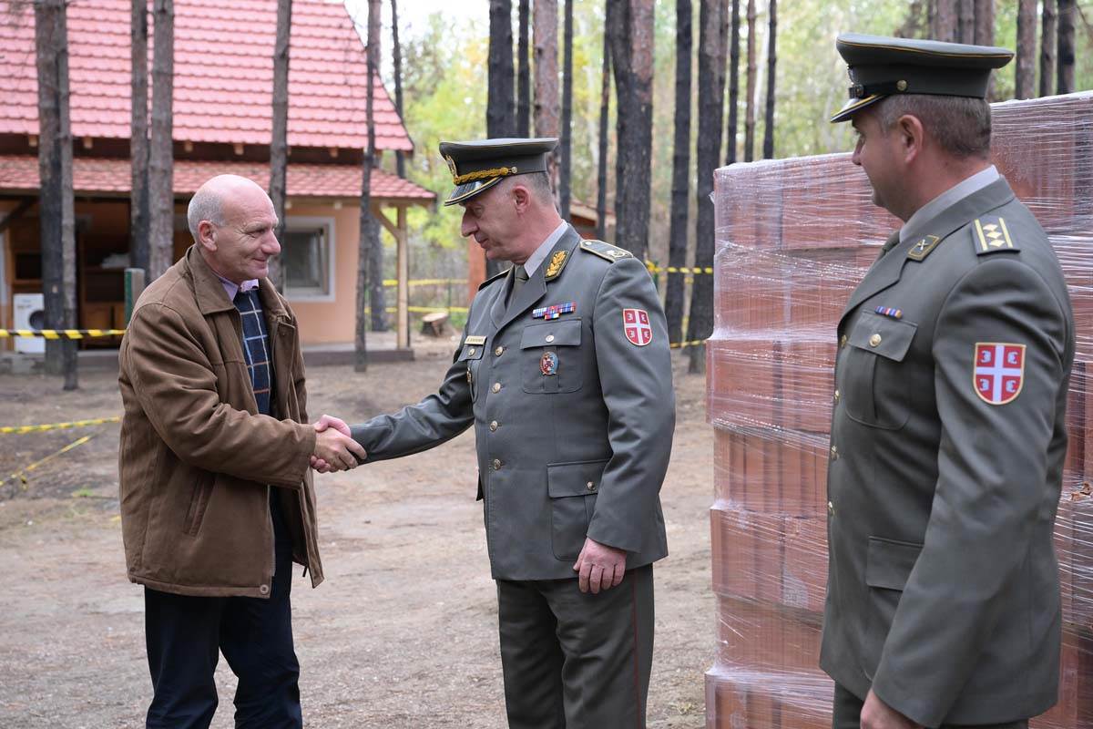 Uručena donacija vlasnicima objekata oštećenih u požaru u vikend naselju Vinci 6.jpg