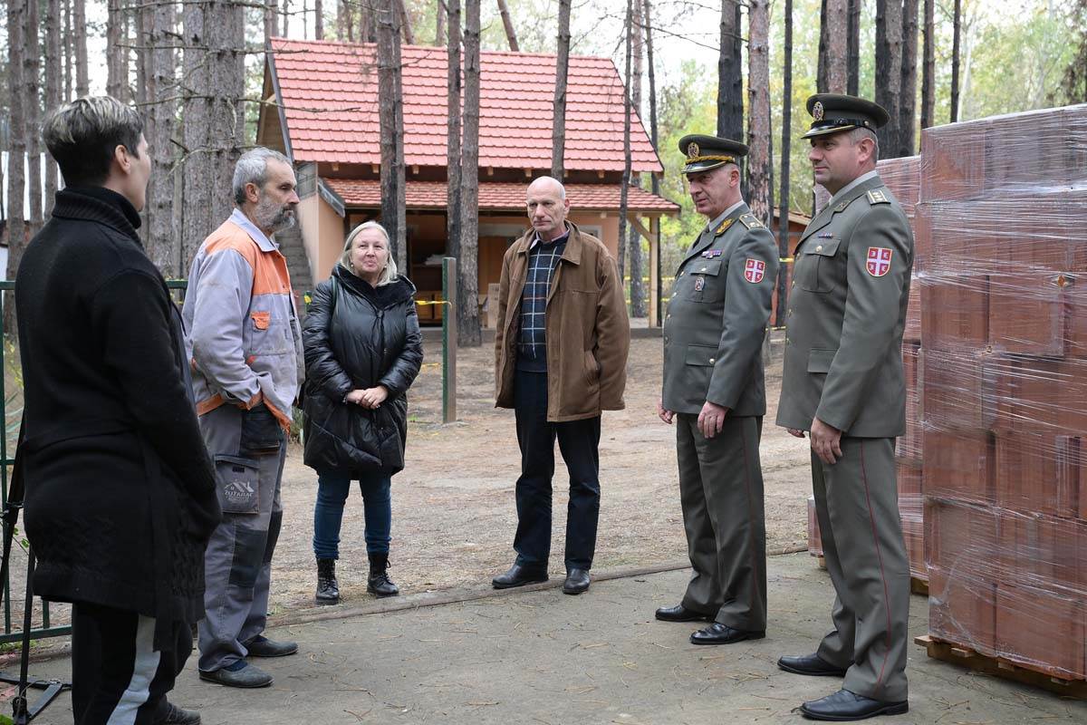 Uručena donacija vlasnicima objekata oštećenih u požaru u vikend naselju Vinci 7.jpg